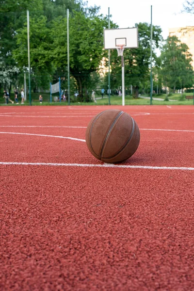 Balle Basket Sol Boule Gros Plan Sur Terrain Rouge Basketball — Photo