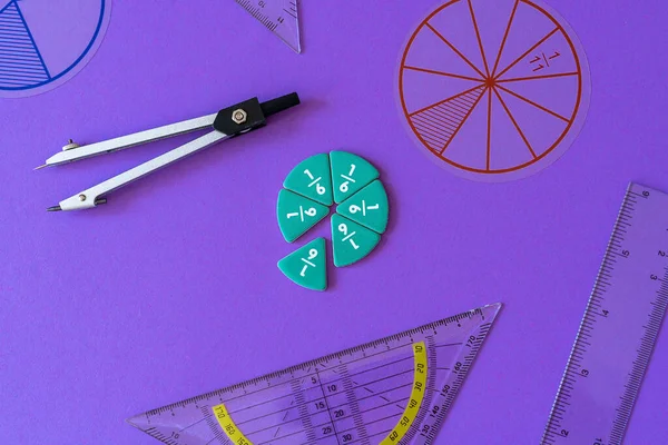 Brüche Lineale Auf Violettem Hintergrund Lieferungen Für Mathematik Und Für — Stockfoto
