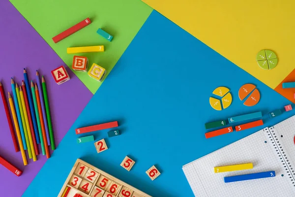 创造性的彩色数学分数 黄色蓝色背景 有趣有趣的数学对孩子们来说 回到学校的概念 几何和数学材料 平躺在地上 俯瞰四周 — 图库照片