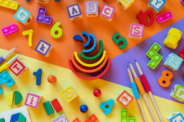 在彩色的纸上 木制的孩子们的玩具 教育玩具块 金字塔 数字幼儿园 幼儿园或日托玩具 复制文本的空间 顶部视图 — 图库照片