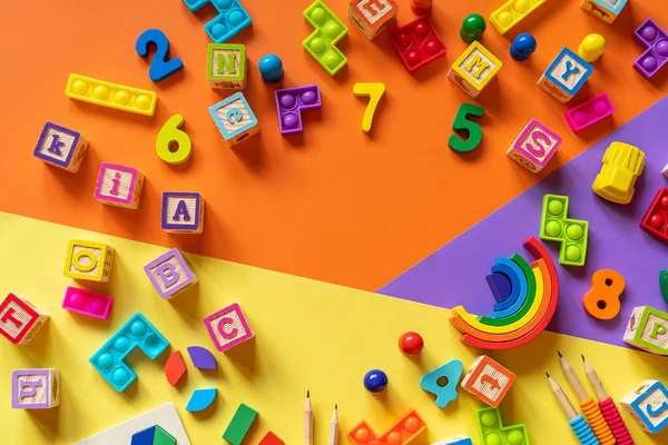 在彩色的纸上 木制的孩子们的玩具 教育玩具块 金字塔 数字幼儿园 幼儿园或日托玩具 复制文本的空间 顶部视图 — 图库照片