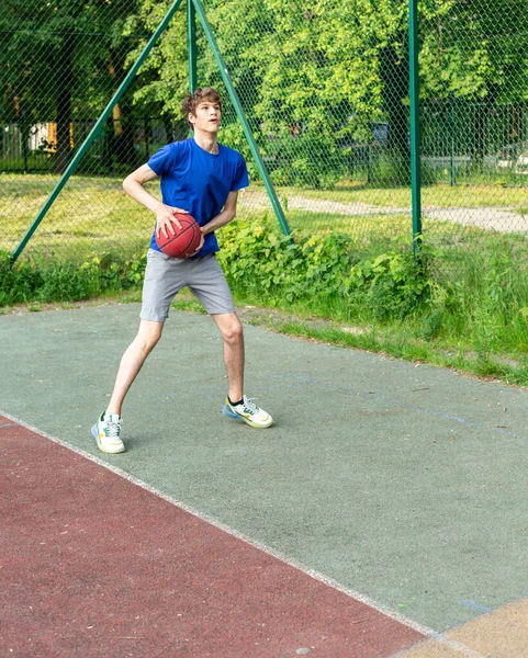 티셔츠입은 귀여운 운동장에서 농구를 활동적 대들이 가지고 경기를 즐긴다 적극적 — 스톡 사진