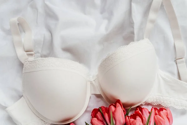 Yatakta Laleli Yumuşak Beyaz Dantelli Sütyen Kadınlar Yumuşak Çamaşırları Çamaşırları — Stok fotoğraf