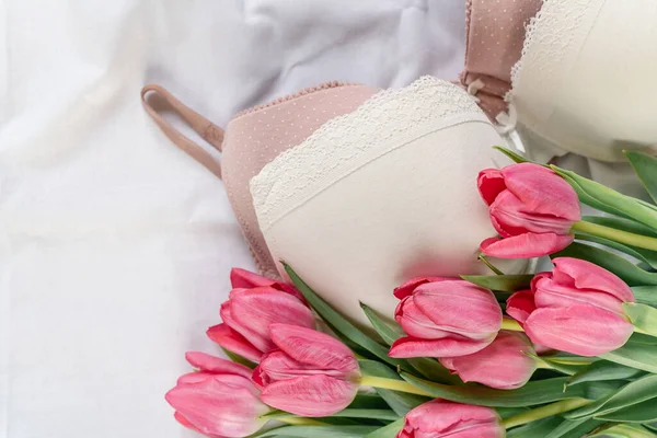 Zachte Witte Kanten Beha Het Bed Met Tulpen Vrouwen Tedere — Stockfoto