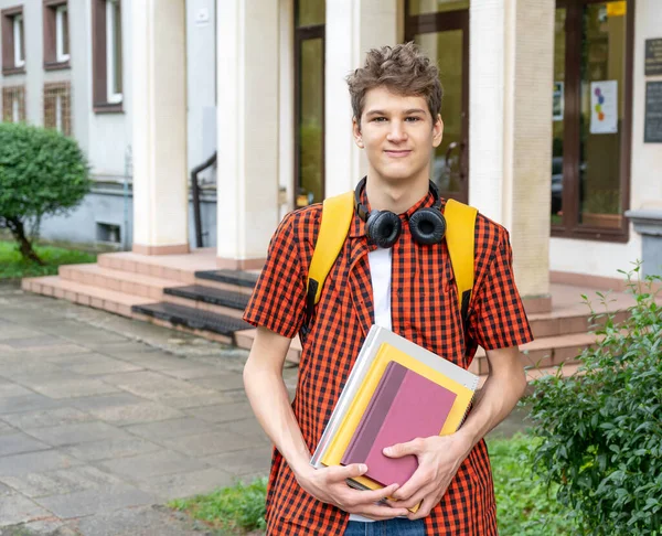 Netter Teenager Rotem Hemd Kopfhörer Rucksack Mit Notizbuch Bücher Vor — Stockfoto