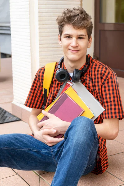 Netter Teenager Rotem Hemd Kopfhörer Rucksack Mit Notizbuch Bücher Vor — Stockfoto