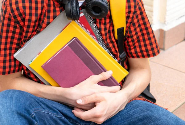 Netter Teenager Rotem Hemd Rucksack Mit Notizbuch Bücher Vor Seiner — Stockfoto