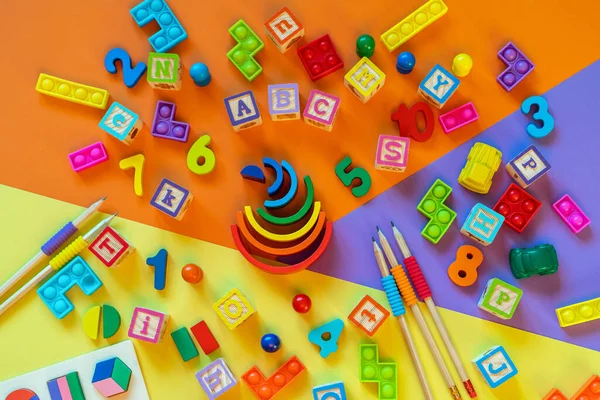 Holzspielzeug Auf Buntem Papier Spielzeugblöcke Pyramiden Bleistifte Zahlen Spielzeug Für — Stockfoto
