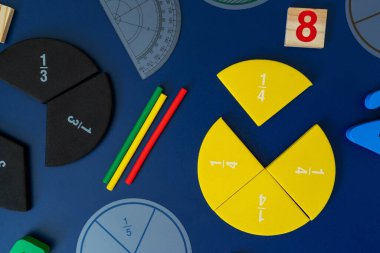 Renkli matematik kesirleri, sayılar, mavi arkaplandaki harfler. Çocuklar için ilginç, eğlenceli, yaratıcı matematik. Eğitim, okul konseptine geri dönelim. Matematiksel arka plan
