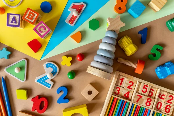 Dřevěné Dětské Hračky Barevném Papíru Vzdělávací Bloky Pyramida Tužky Čísla Royalty Free Stock Fotografie