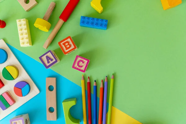 Drewniane Zabawki Dla Dzieci Kolorowym Papierze Bloki Zabawek Edukacyjnych Piramida — Zdjęcie stockowe