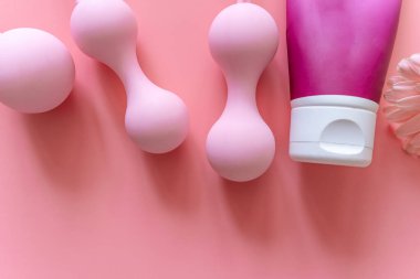 Kadınlar için özel egzersizler için pembe toplar ve kayganlaştırıcı. Kadınların mahrem kasları için toplar. Pelvik zemin kaslarını ve vajinal kasları güçlendirmek için Kegel topları. Model yap. Kapat.