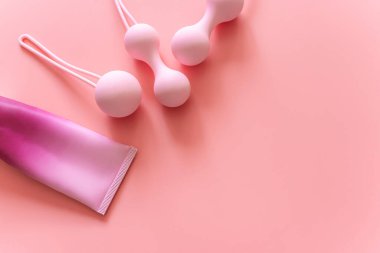 Kadınlar için özel egzersizler için pembe toplar ve kayganlaştırıcı. Kadınların mahrem kasları için toplar. Pelvik zemin kaslarını ve vajinal kasları güçlendirmek için Kegel topları. Model yap. Kapat.