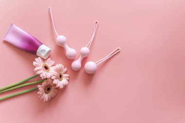 Kadınlar için özel egzersizler için pembe toplar ve kayganlaştırıcı. Kadınların mahrem kasları için toplar. Pelvik zemin kaslarını ve vajinal kasları güçlendirmek için Kegel topları. Model yap. Kapat.