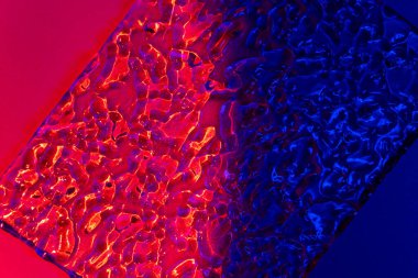 Mavi ve kırmızı gradyan ışık. Soyut arkaplanda neon ışıkları olan podyumlar. Moda geometrik şekiller. Model yap. Minimalizm, 90 'lar, 80' ler konsepti. Kapat.