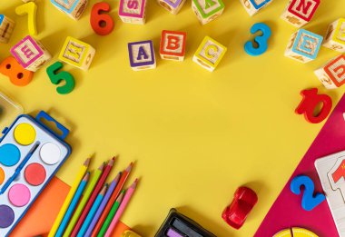 Renkli numaralar, sarı arkaplanda harfler. Çocuklar için ilginç, eğlenceli matematik. Eğitim, okula dönüş konsepti.