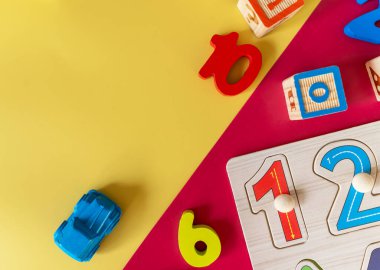 Renkli numaralar, sarı arkaplanda harfler. Çocuklar için ilginç, eğlenceli matematik. Eğitim, okula dönüş konsepti.