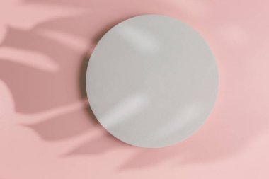 Beyaz podyum ve pembe arka planda gölgeler. Ürün reklamcılığı için şablon. Kozmetik, kaplıca, sağlık konsepti