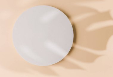 Beyaz podyum ve pembe arka planda gölgeler. Ürün reklamcılığı için şablon. Kozmetik, kaplıca, sağlık konsepti