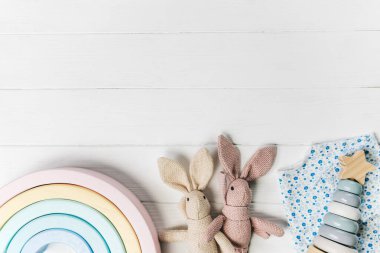 Oyuncak tavşanı, blokları, tahta masadaki piramidi kapatın. Eğitici oyuncaklar, anaokulu oyuncakları, anaokulu veya kreş oyuncakları. Uzayı metin için kopyala. Üst görünüm