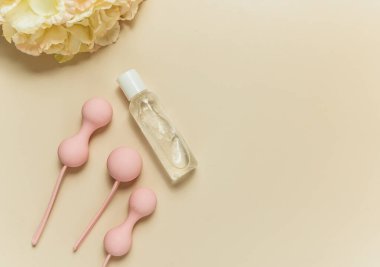 Kadınlar için özel egzersizler için pembe toplar ve kayganlaştırıcı. Kadınların mahrem kasları için toplar. Pelvik zemin kaslarını ve vajinal kasları güçlendirmek için Kegel topları. Model yap. Kapat.