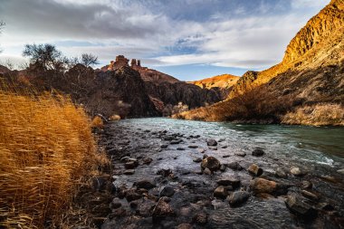 Nehir ve dağlarla dolu güzel bir manzara