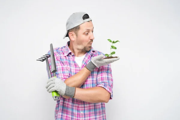 Jardineiro Masculino Surpreendente Com Plantas Ferramentas Jardinagem Isolado Fundo Branco — Fotografia de Stock