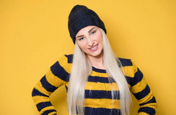 Young Woman Friendly Smile Expressing Model Wearing Woolen Cap Sweater — Stock Photo, Image