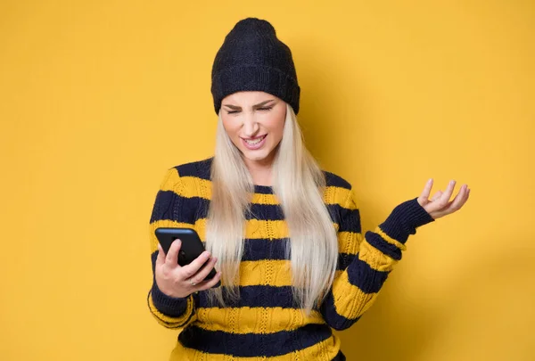 Menina Raiva Usando Telefone Celular Modelo Vestindo Boné Suéter Isolado — Fotografia de Stock