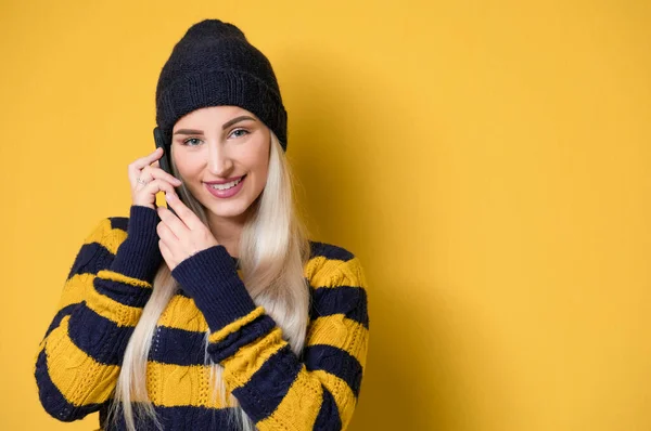 Χαριτωμένη Νεαρή Γυναίκα Στο Τηλέφωνο Μοντέλο Που Φοράει Μάλλινο Καπέλο — Φωτογραφία Αρχείου