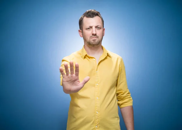 Mann Gestikuliert Stoppschild Mit Handfläche Weigert Sich Oder Lehnt Etwas — Stockfoto