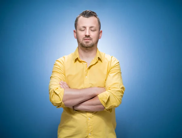 Rustige Man Met Gesloten Ogen Blauwe Achtergrond Gekleed Geel Shirt — Stockfoto