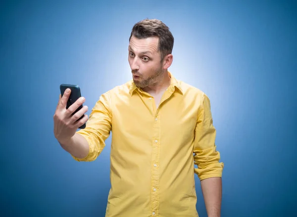 Funny Man Takes Photo Himself Her Smartphone Blue Background Dresses — Stock Photo, Image
