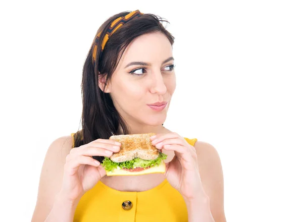 여자가 샌드위치먹는걸 마무리 미녀는 패스트푸드를 좋아하고 맛있는 스낵을 즐기며 배경에 — 스톡 사진