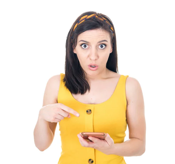 Mulher Jovem Surpreso Mostra Seu Telefone Notificação Incrível Inesperado Isolado — Fotografia de Stock
