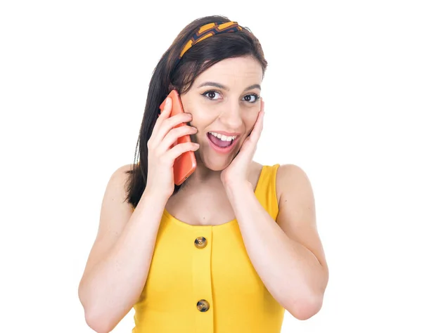 Nadšený Mladý Žena Mluví Smartphonu Izolované Bílém Pozadí Potěšená Úžasná — Stock fotografie