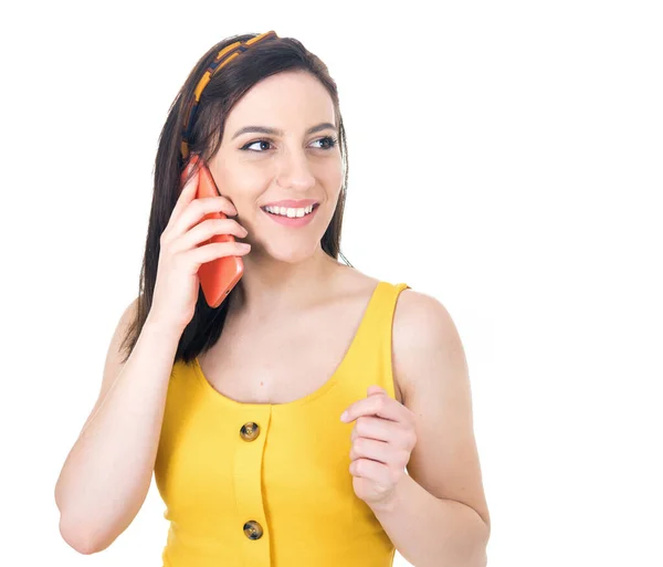 電話でかわいい若い女性は 白い背景に隔離された スマートフォンを使っている女性 スタジオショット — ストック写真