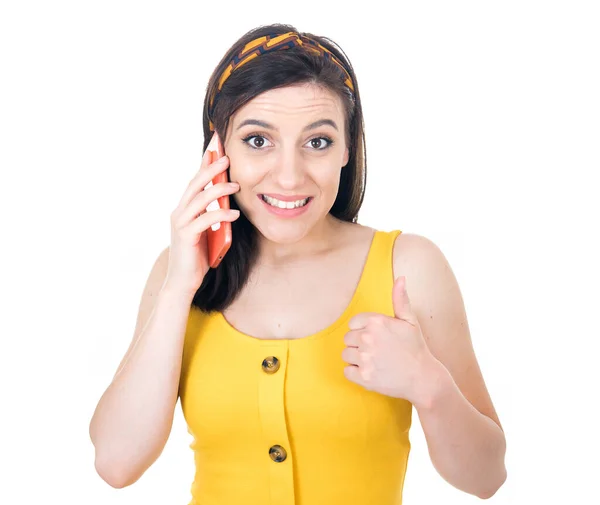 Ναι Είμαι Στο Τηλέφωνο Χαρούμενη Μοντέρνα Κοπέλα Μιλάει Στο Smartphone — Φωτογραφία Αρχείου