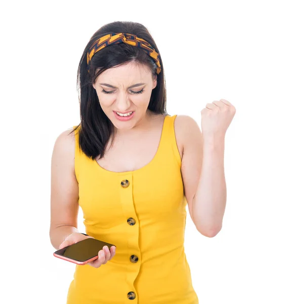 Роздратована Молода Жінка Тримає Мобільний Телефон Ізольована Білому Тлі Анонсована — стокове фото