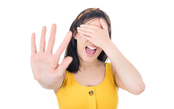 Nie Podchodź Bliżej Kobieta Zakrywająca Dłonią Twarz Oczy Gest Wyrazem — Zdjęcie stockowe