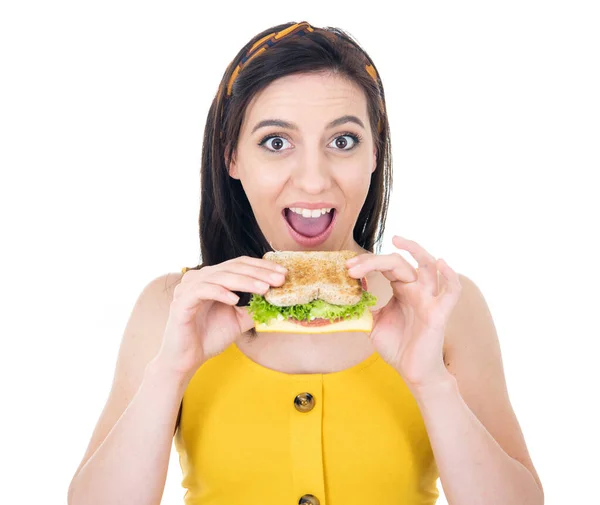 여자가 샌드위치먹는걸감아 미녀는 패스트푸드를 좋아하고 맛있는 스낵을 즐기며 배경에 고립되어 — 스톡 사진
