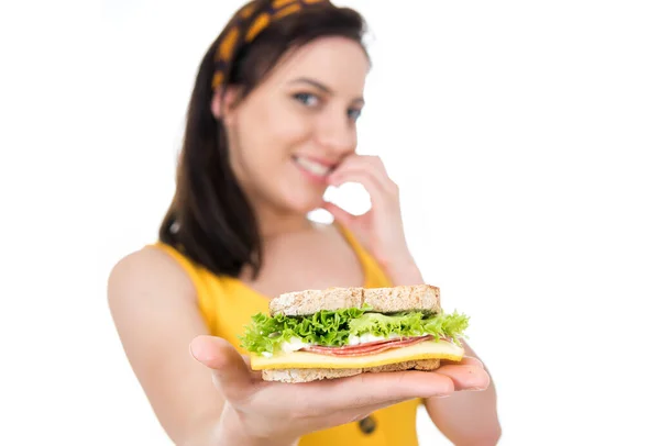 Jovem Mulher Sorrindo Segurando Sanduíche Fast Food Isolado Fundo Branco — Fotografia de Stock