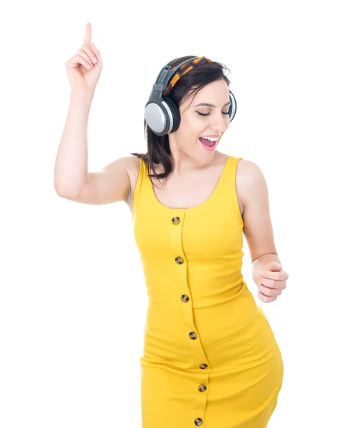 一个快乐的年轻女人 带着耳机一边听音乐一边欣赏音乐 背景是白色的 带耳机的快乐女人的特征 幸福的概念 工作室拍摄 — 图库照片