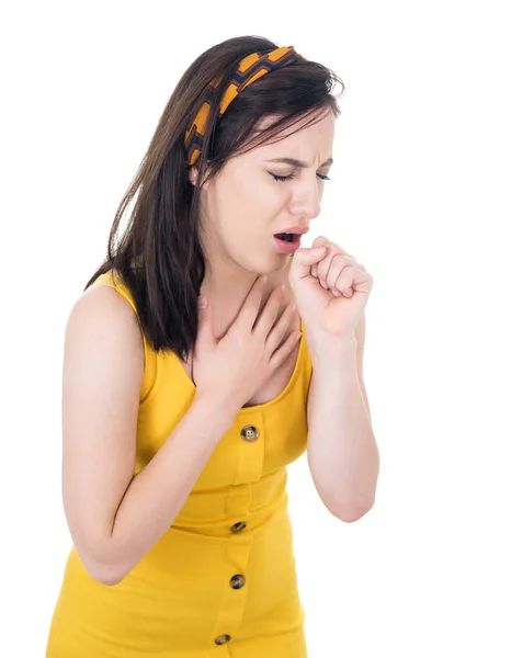 若い女性が痛みを喉やインフルエンザの症状で病気を感じ 口で咳をし 白の背景に隔離されたカバー スタジオショット — ストック写真