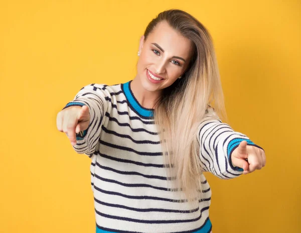 Παιχνιδιάρα Χαμογελαστή Νεαρή Γυναίκα Που Αγγίζει Απομονωμένη Κίτρινο Φόντο Διασκεδαστικό — Φωτογραφία Αρχείου