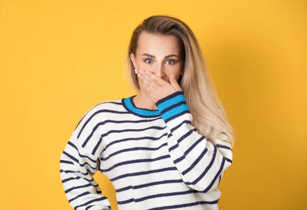 Verblüffte Frau Bedeckt Ihren Mund Isoliert Auf Gelbem Hintergrund Überraschtes — Stockfoto