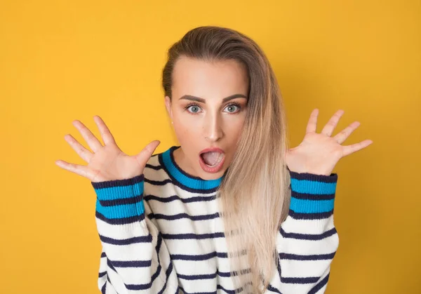 Close Surprised Woman Looking You Isolated Yellow Background Freak Out — Stock Photo, Image