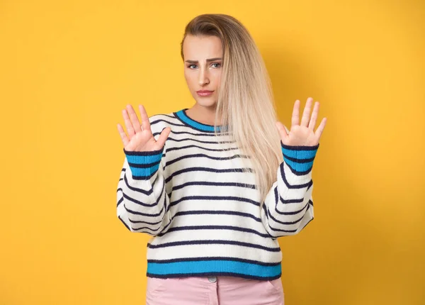 Junge Frau Gestikuliert Stoppschild Mit Handfläche Weigert Sich Oder Lehnt — Stockfoto