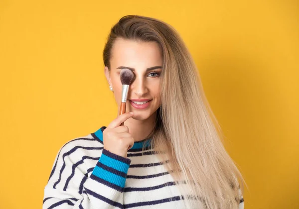 Jovencita Feliz Sosteniendo Cepillo Maquillaje Aislado Sobre Fondo Amarillo Bonita — Foto de Stock