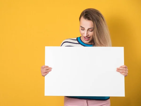 Zaskakujące Młode Kobiety Trzymające Białą Tablicę Odizolowane Żółtym Tle Promująca — Zdjęcie stockowe
